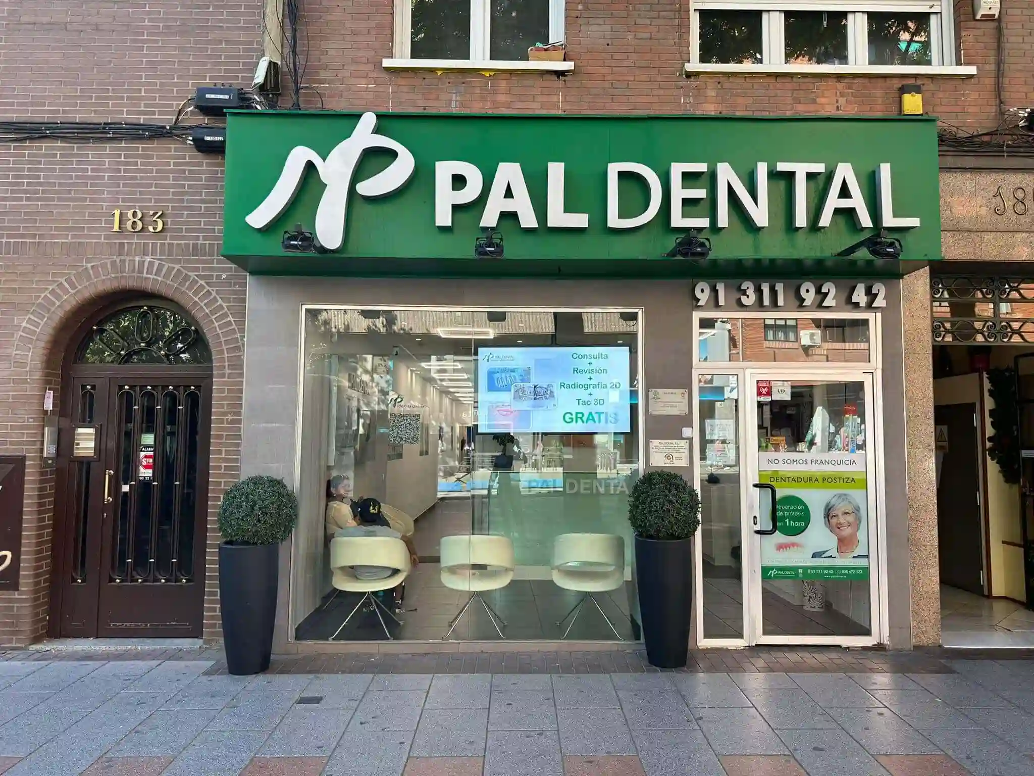 Foto grupal de los profesionales de la clínica pal dental